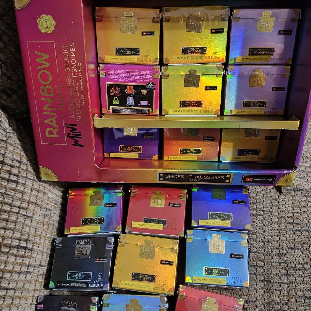 Rainbow High Mini Accessories Studio 27 Boxes With Display Case Accessories